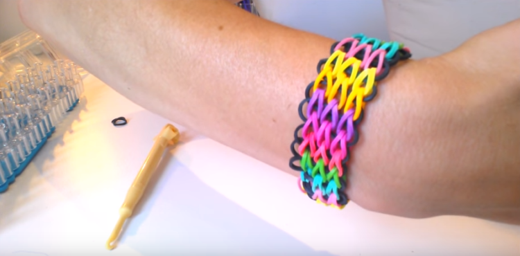 Fabriquer un bracelet élastique manchette avec une machine Rainbow Loom