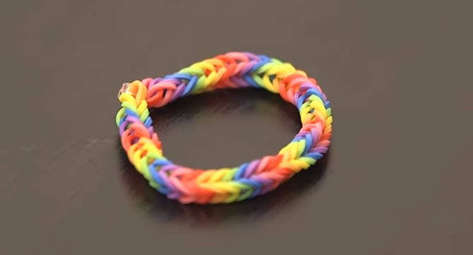 Créer un bracelet en élastique Rainbow Loom 